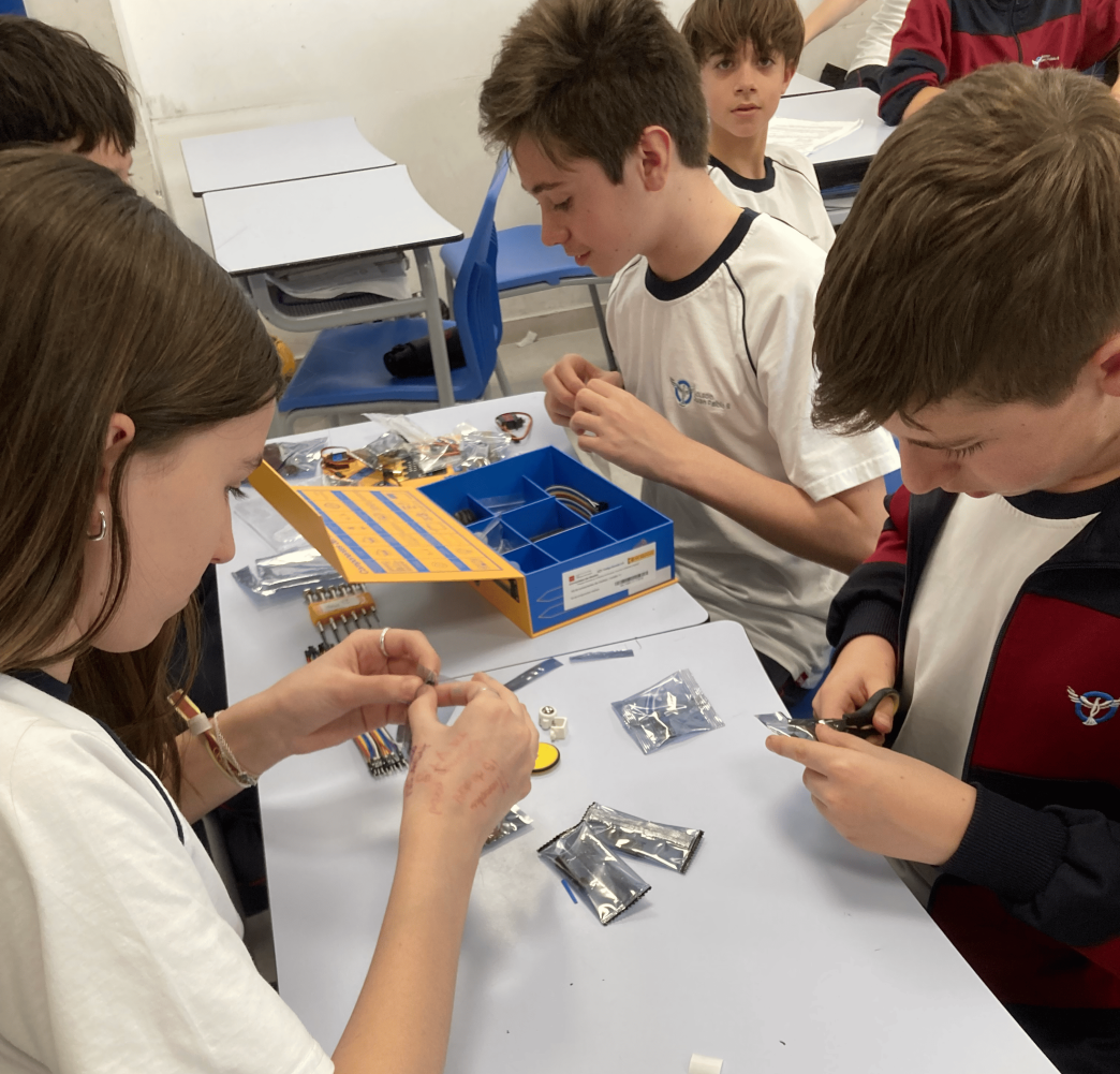 El Colegio Juan Pablo II de Parla impulsa la robótica con alumnos que programan y dan vida a robots