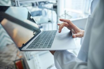 Un estudio demuestra que la inteligencia artificial mejora la precisión en la codificación de diagnósticos médicos 