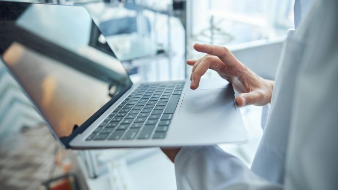 Un estudio demuestra que la inteligencia artificial mejora la precisión en la codificación de diagnósticos médicos 